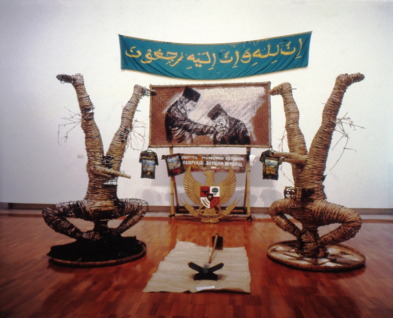 Tisna Sanjaya, The Monument of thirty-three years of Thinking with the Knee, 1998-9, as shown in APT/3